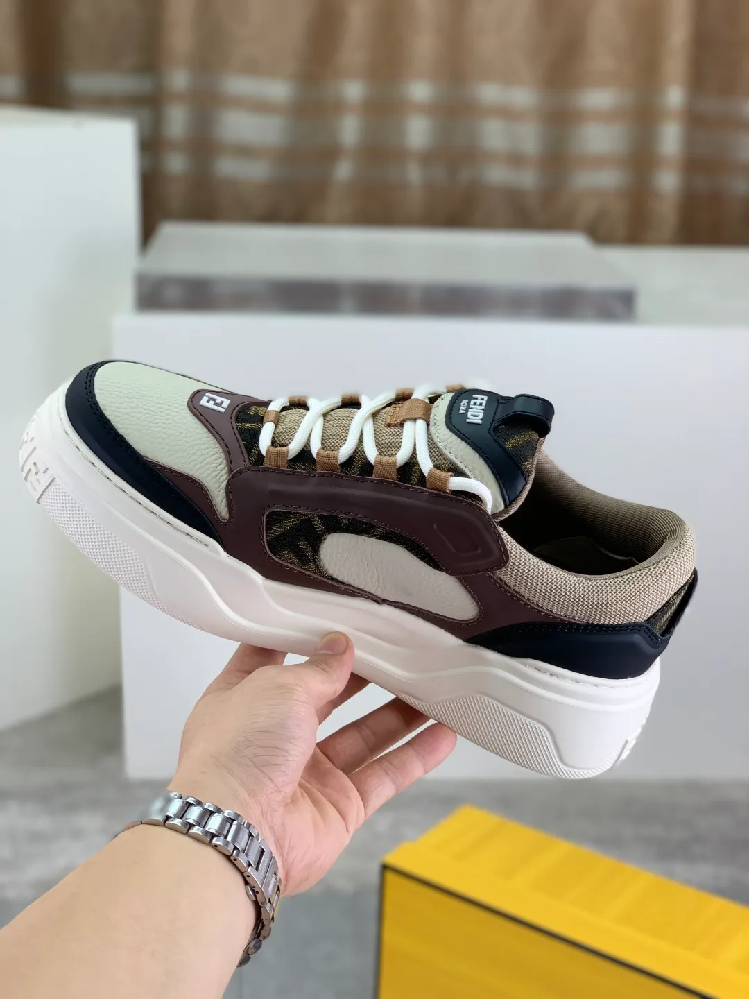 Men's men's shoes 💰P760 new style 💰💎💎💎 summer hot style [FENDI Fendi] top version 🆕New sneakers, wavy soles engraved with original words. Embossed Fendi Flow lettering on the heel. The upper is made of high-end calfskin and breathable materials. Original lining with tone-on-tone details decorated with innovative handcrafting techniques. Ultra-light and wear-resistant TPU and IP foam soles, overall lightweight and comfortable. Size:39-44 (38 45 can be customized)